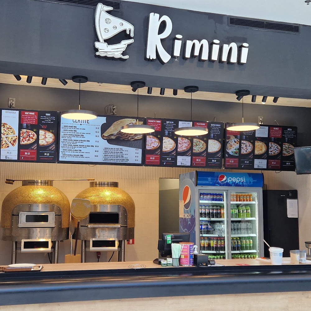 Fațada pizzeriei Rimini Pizza din Arad seara